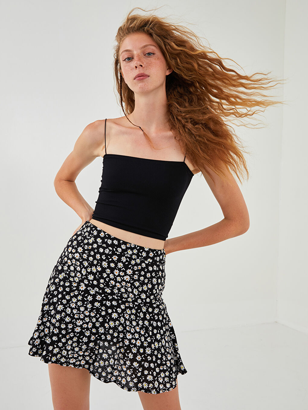 تنورة قصيرة بخصر مطاطي بنقشة زهور من قماش مغربي للسيدات