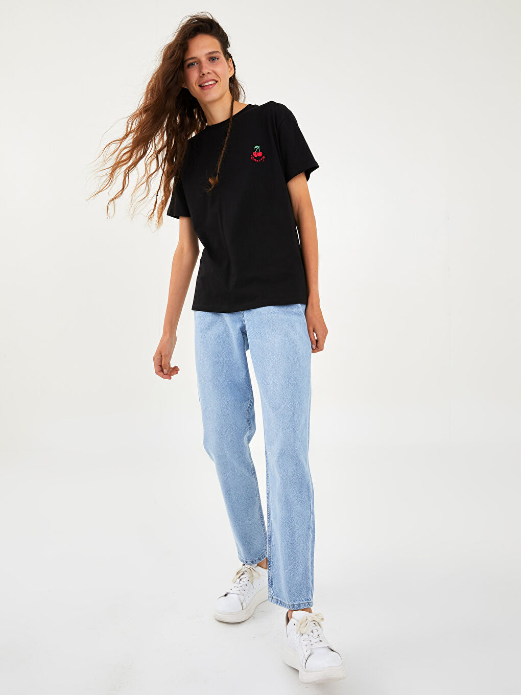 Siyah Bisiklet Yaka Nakışlı Kısa Kollu Pamuklu Kadın Tişört-2