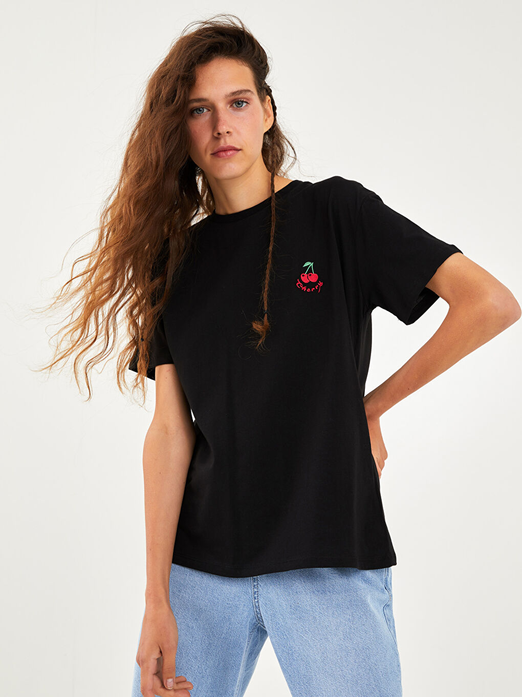 Siyah Bisiklet Yaka Nakışlı Kısa Kollu Pamuklu Kadın Tişört