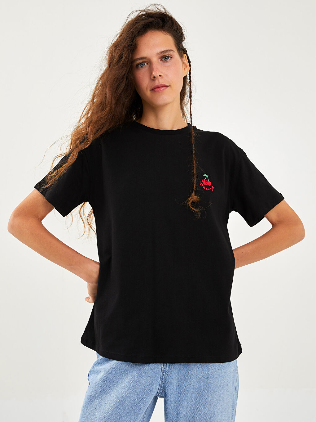 Siyah Bisiklet Yaka Nakışlı Kısa Kollu Pamuklu Kadın Tişört-1