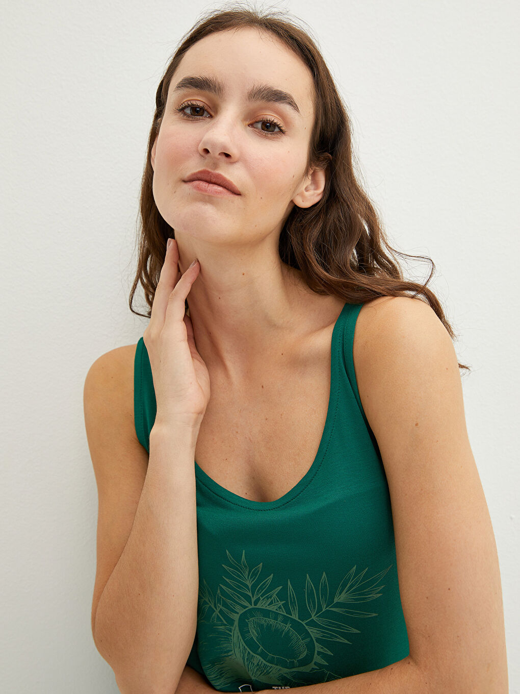 Top majica sa U izrezom, bretelama i štampom od viskoze za žene-5