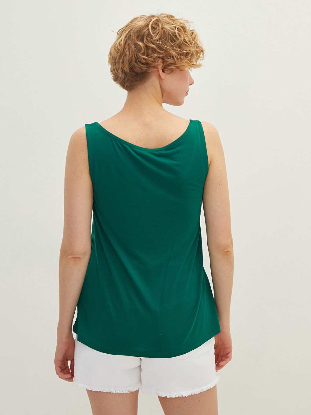 Top majica sa U izrezom, bretelama i štampom od viskoze za žene-10