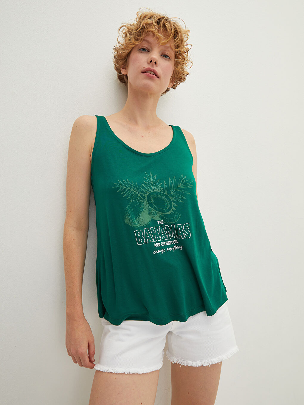 Top majica sa U izrezom, bretelama i štampom od viskoze za žene-2