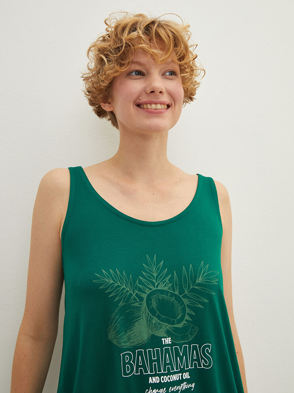 Top majica sa U izrezom, bretelama i štampom od viskoze za žene-4