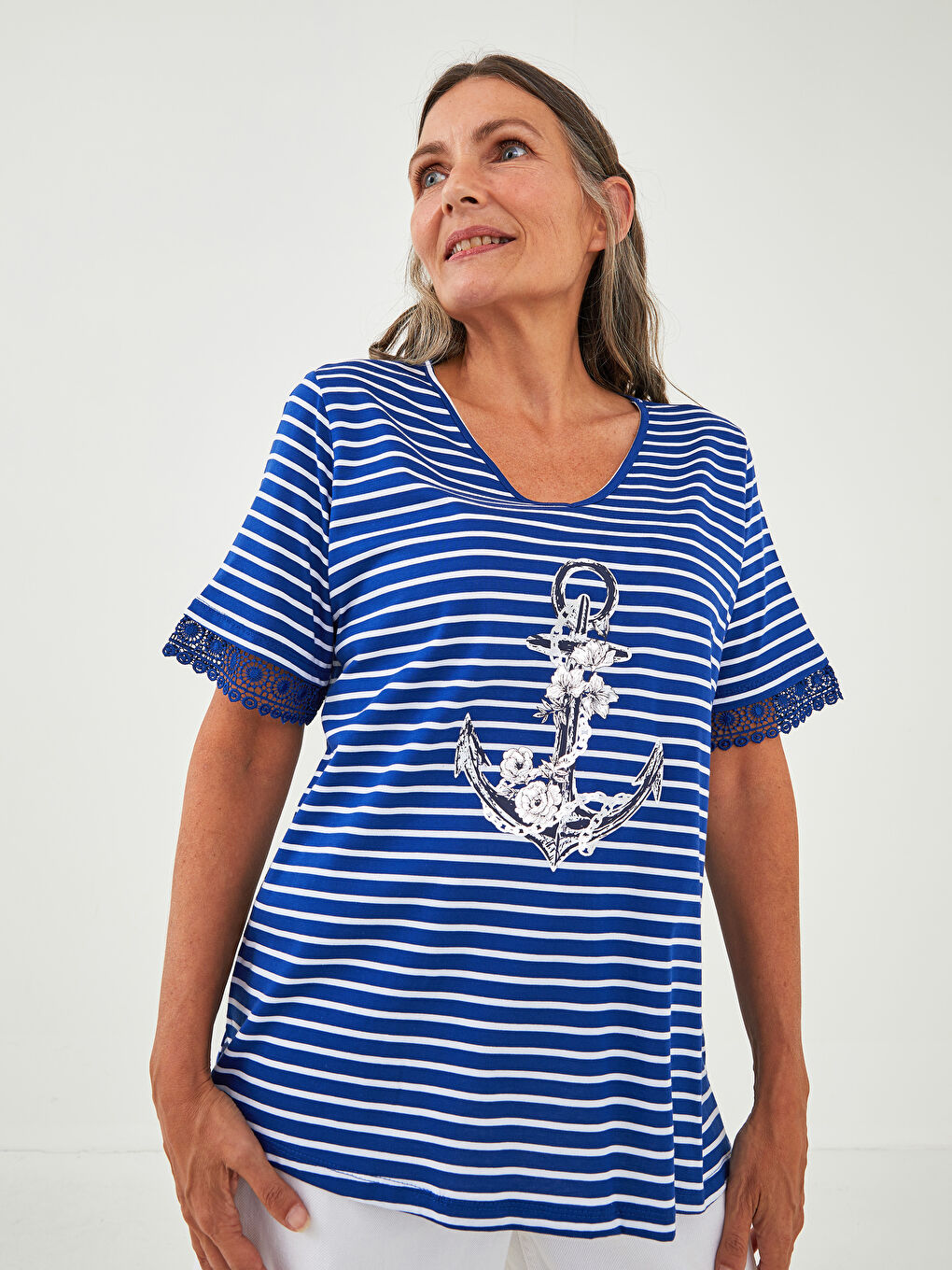 Lacivert V Yaka Nakışlı Kısa Kollu Pamuklu Kadın Bluz-1