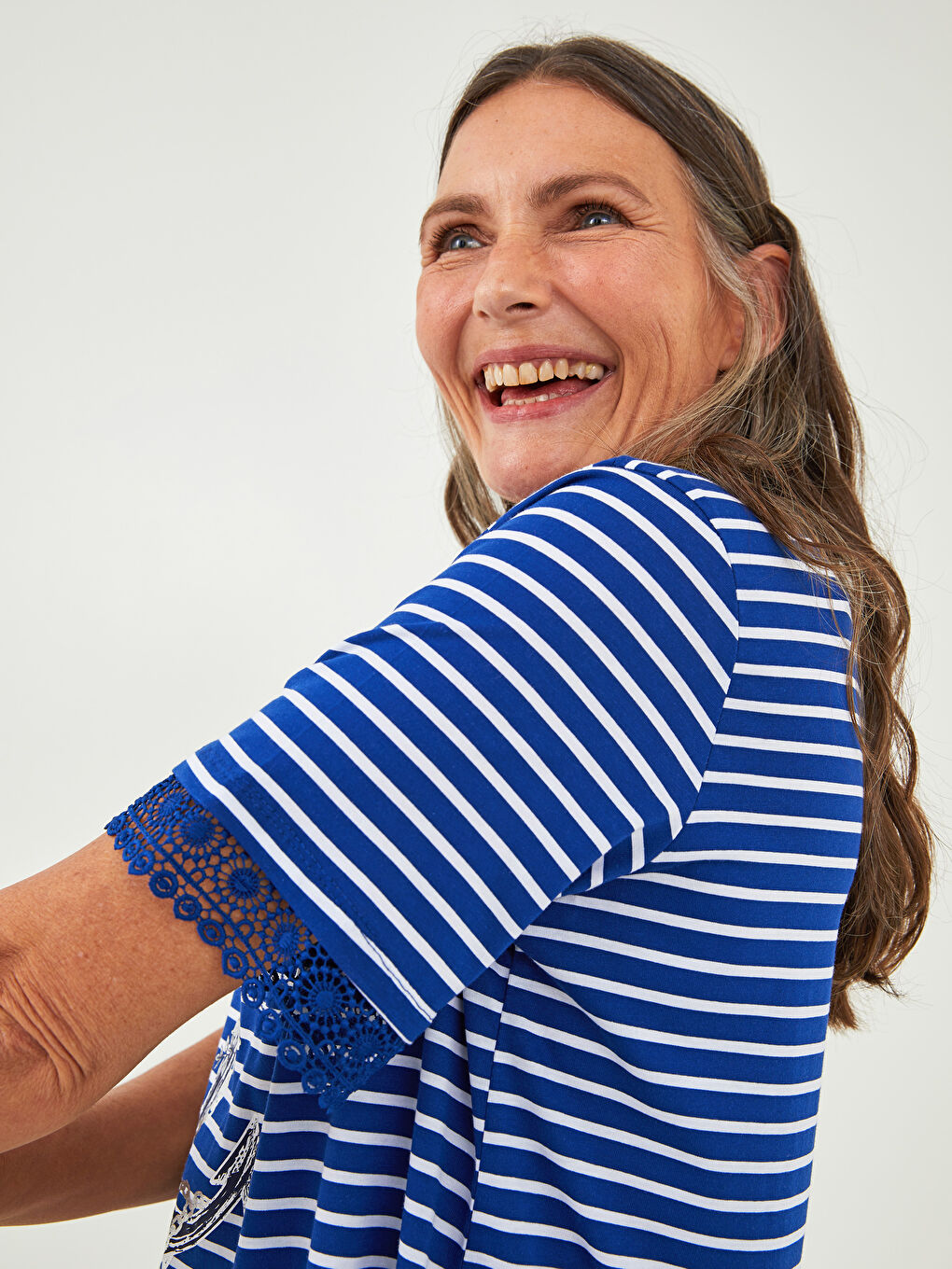 Lacivert V Yaka Nakışlı Kısa Kollu Pamuklu Kadın Bluz-3