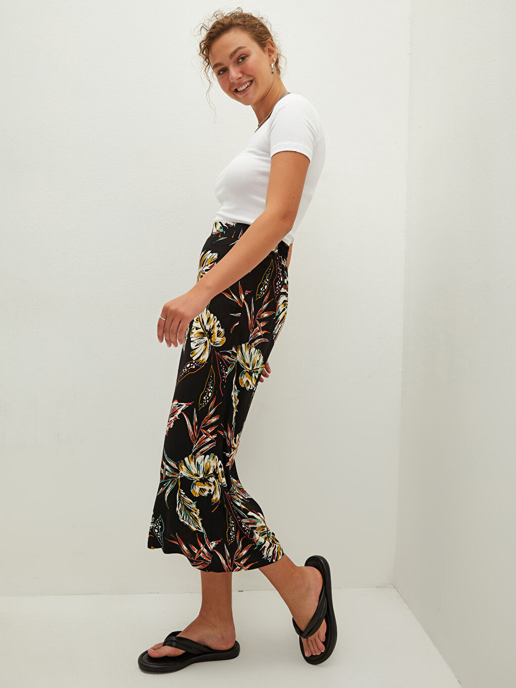 Ekru Beli Lastikli Desenli Viskon Kadın Kapri-1