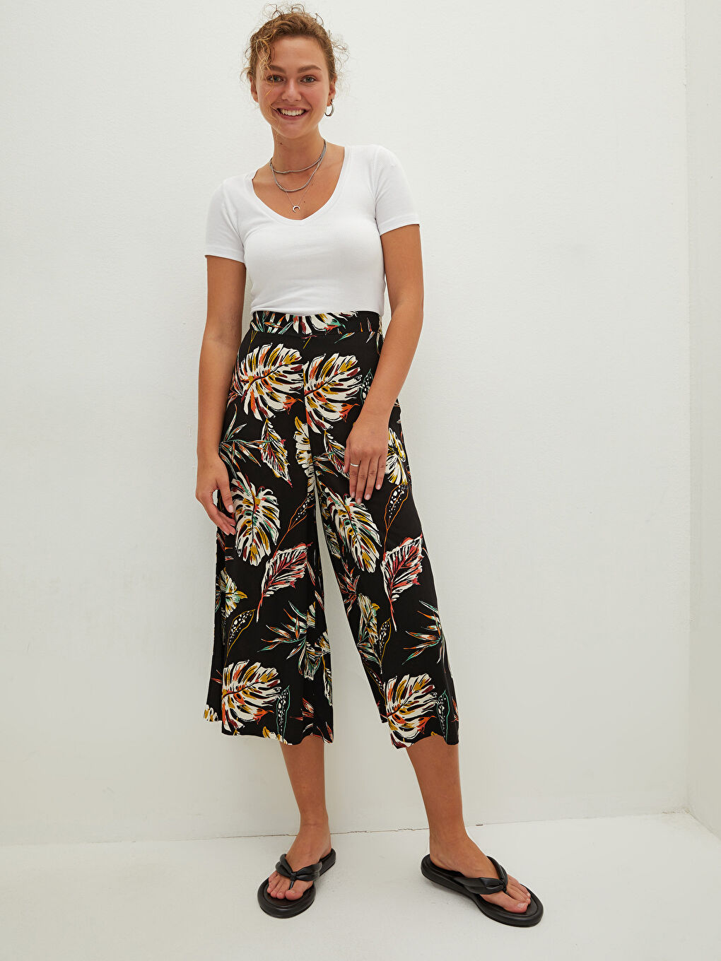 Ekru Beli Lastikli Desenli Viskon Kadın Kapri-2