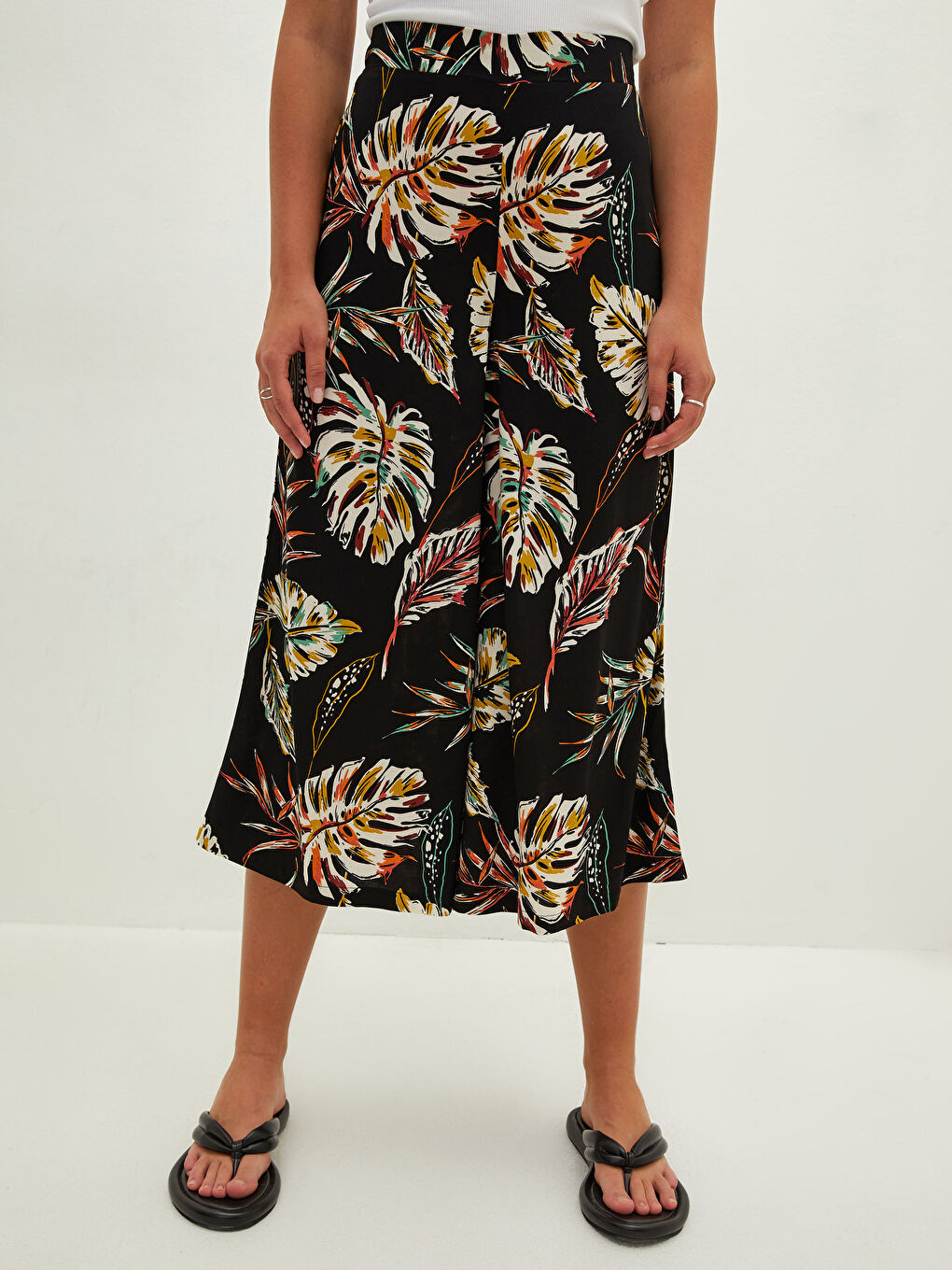 Ekru Beli Lastikli Desenli Viskon Kadın Kapri-3