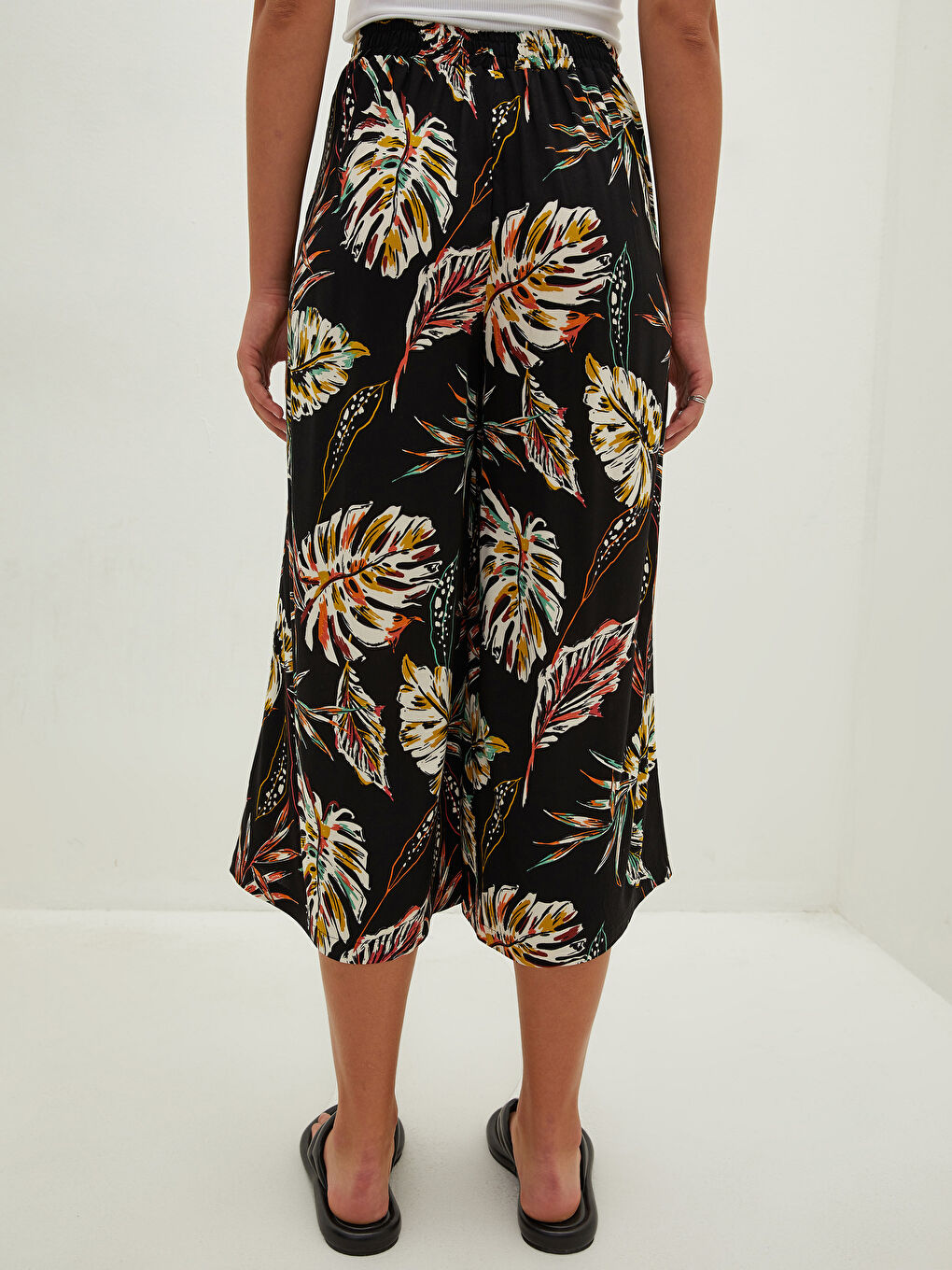 Ekru Beli Lastikli Desenli Viskon Kadın Kapri-4