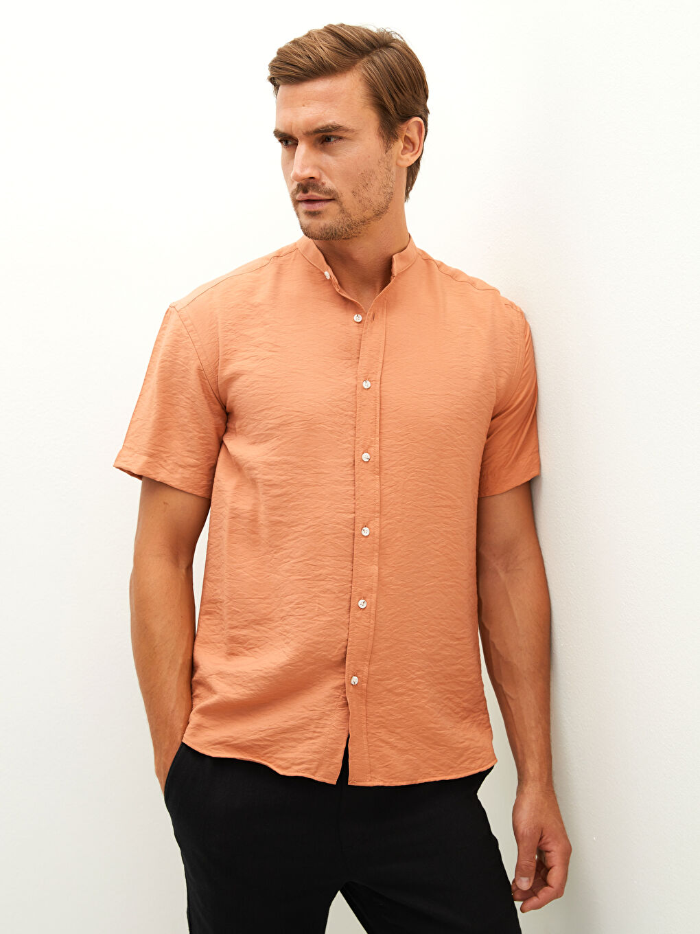 Pembe Slim Fit Hakim Yaka Kısa Kollu Erkek Gömlek