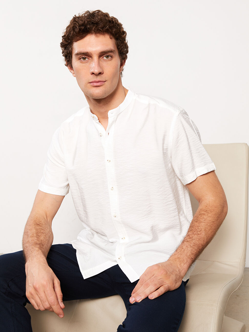 Beyaz Slim Fit Hakim Yaka Kısa Kollu Erkek Gömlek