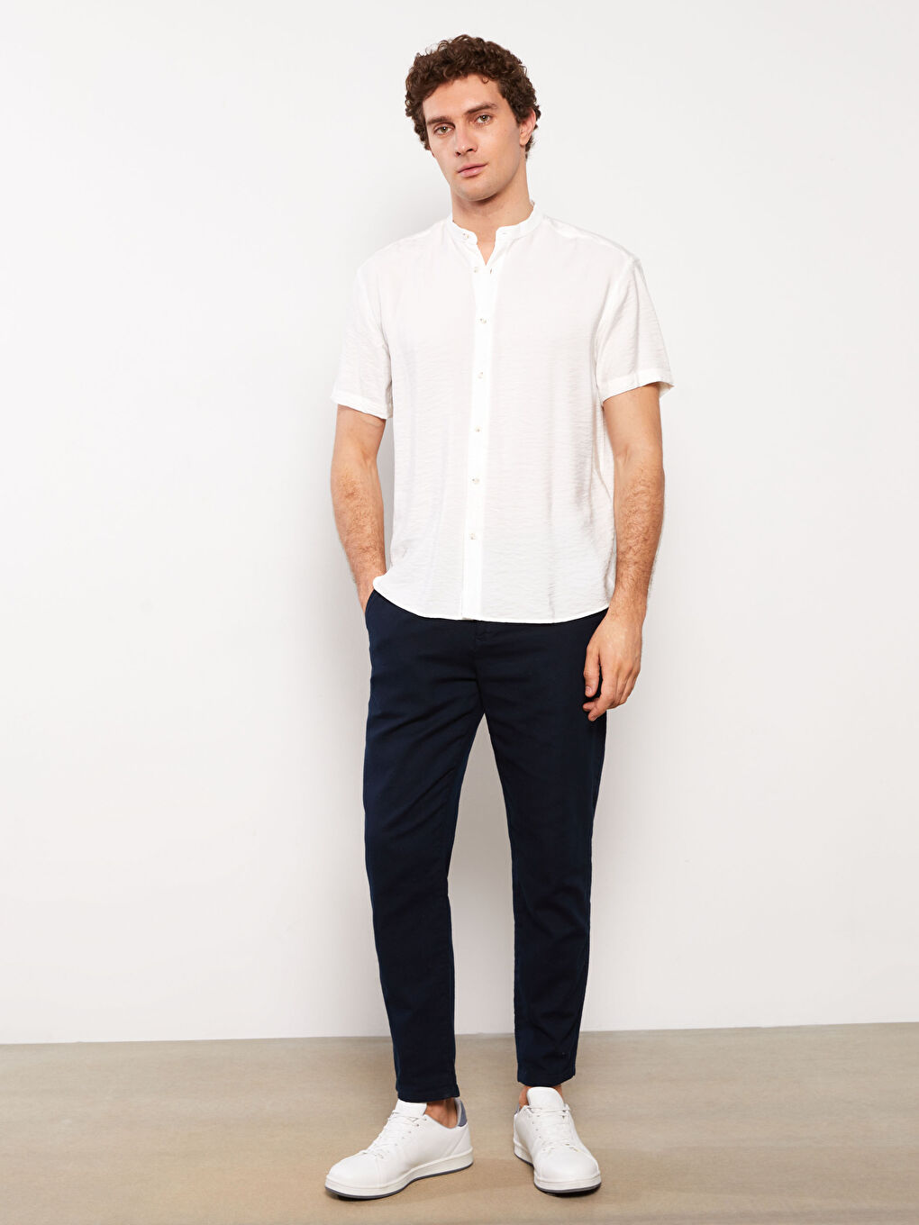 Beyaz Slim Fit Hakim Yaka Kısa Kollu Erkek Gömlek-1