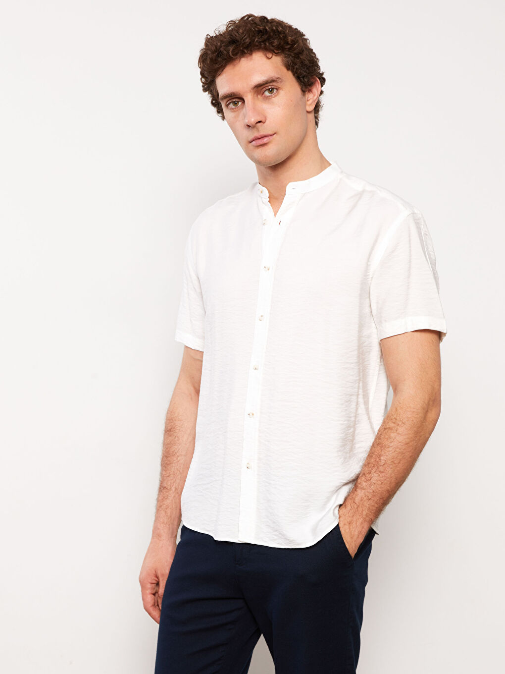 Beyaz Slim Fit Hakim Yaka Kısa Kollu Erkek Gömlek-2