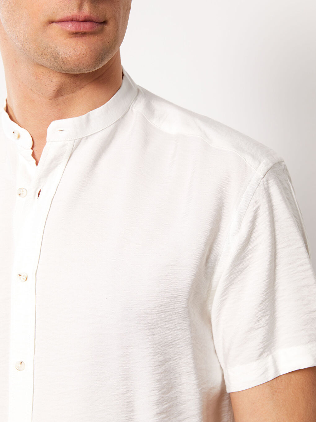 Beyaz Slim Fit Hakim Yaka Kısa Kollu Erkek Gömlek-3