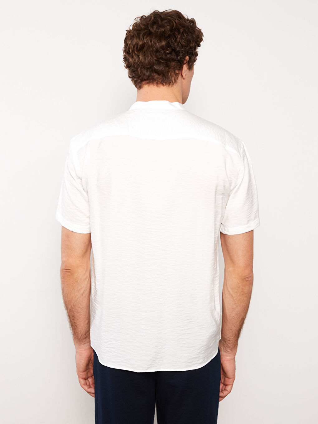 Beyaz Slim Fit Hakim Yaka Kısa Kollu Erkek Gömlek-4