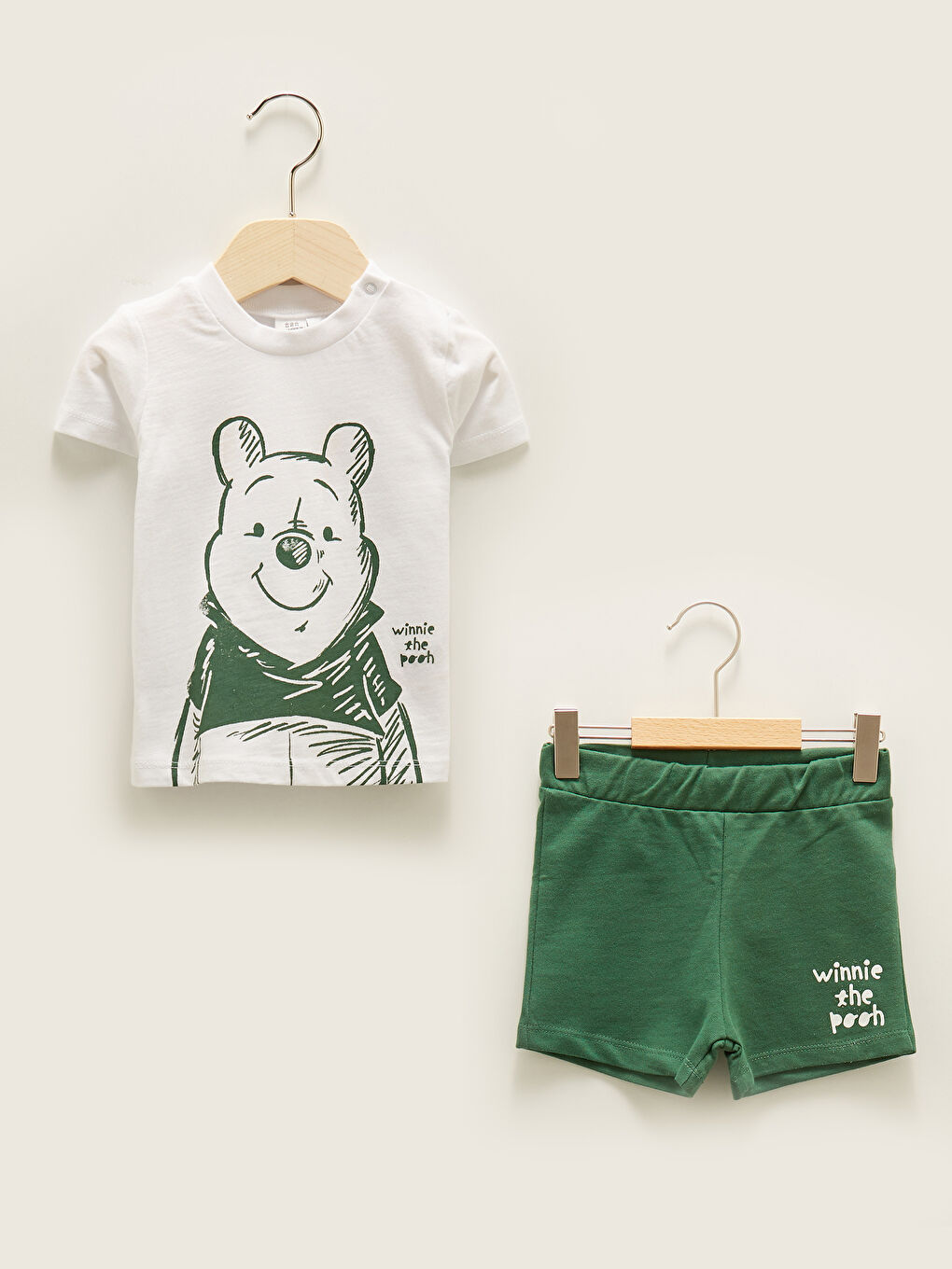 Bisiklet Yaka Kısa Kollu Winnie the Pooh Baskılı Pamuklu Tişört ve Şort 2'li Takım