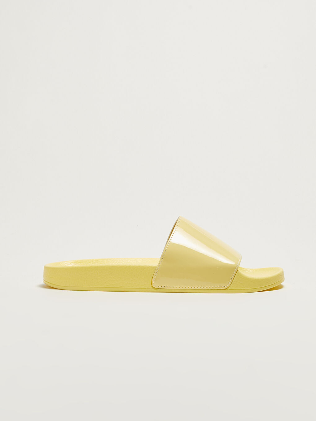 Sarı Deri Görünümlü Tek Bantlı Kadın Terlik-1