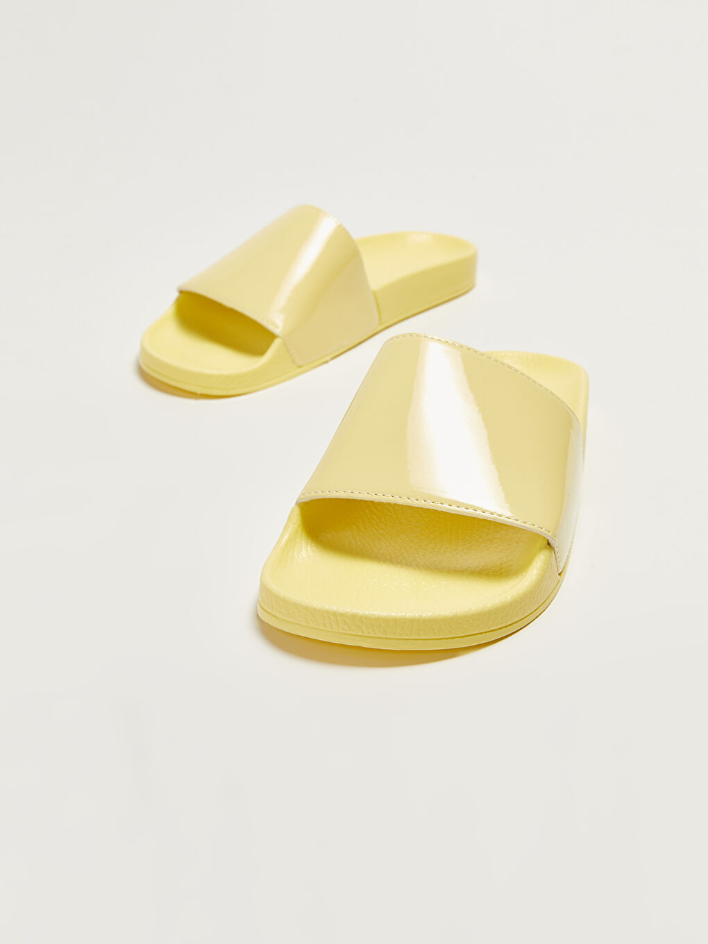 Sarı Deri Görünümlü Tek Bantlı Kadın Terlik-2