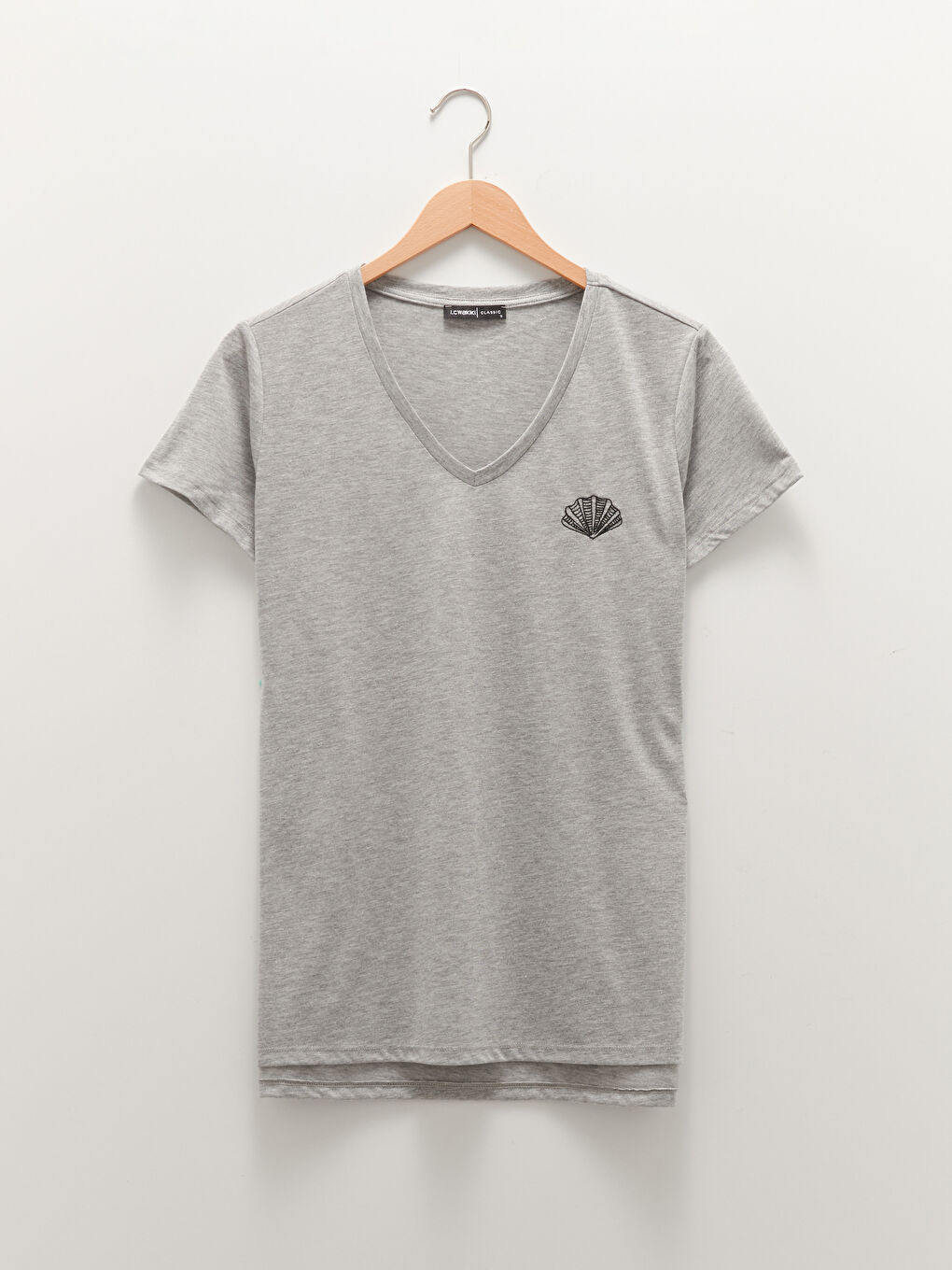 Gri V Yaka Nakışlı Kısa Kollu Kadın Tişört-5