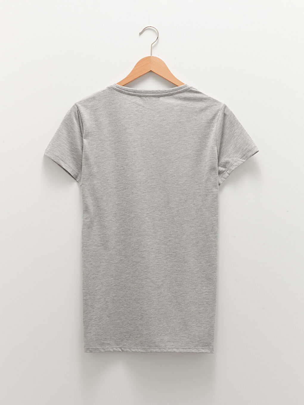 Gri V Yaka Nakışlı Kısa Kollu Kadın Tişört-6