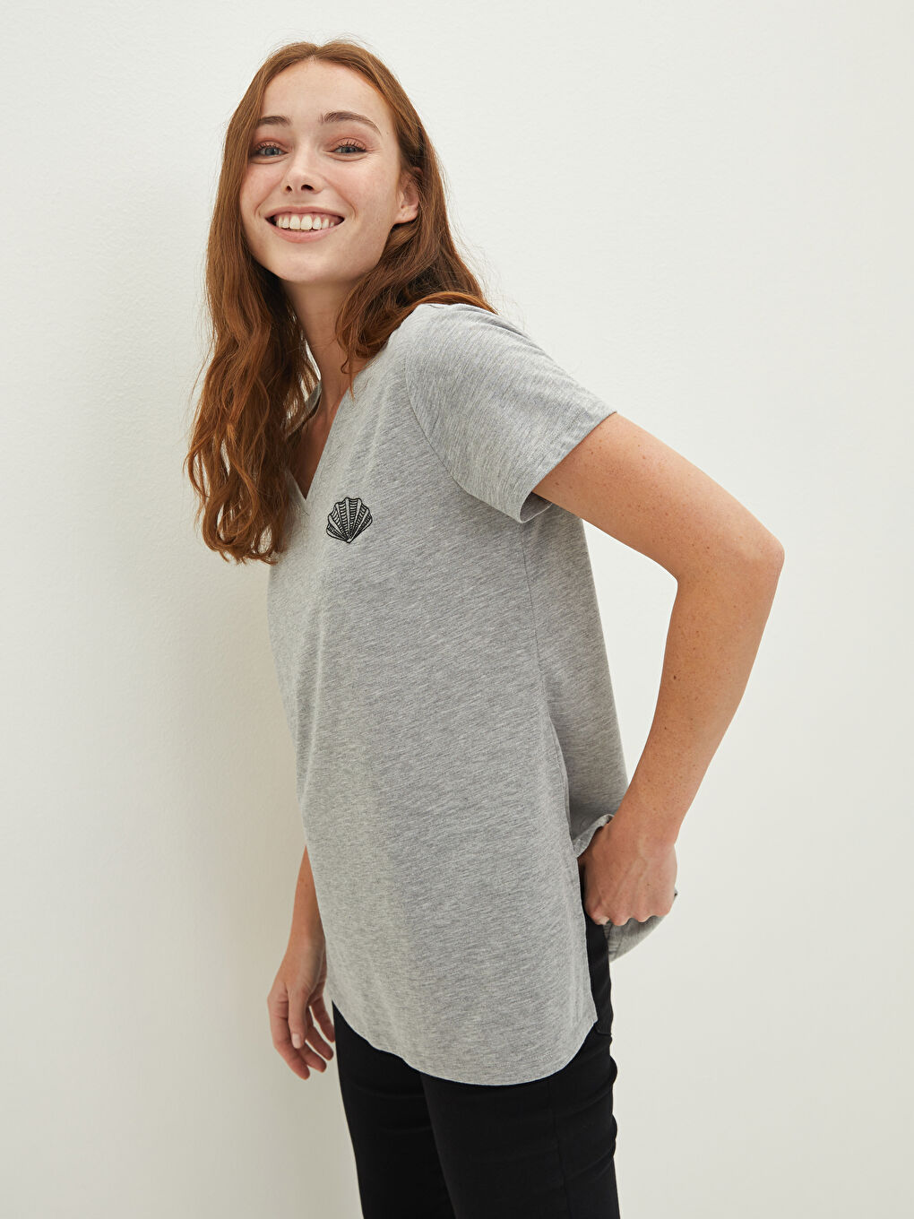 Gri V Yaka Nakışlı Kısa Kollu Kadın Tişört-1