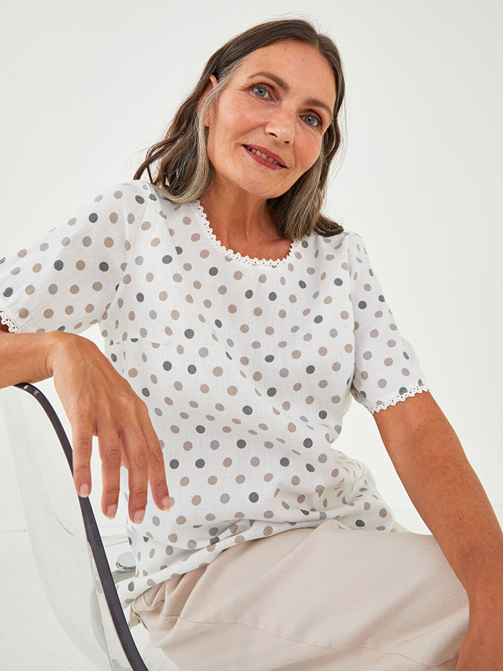 بلوزة ياقة دائرية نقشة البولكا دوت كم قصير للسيدات