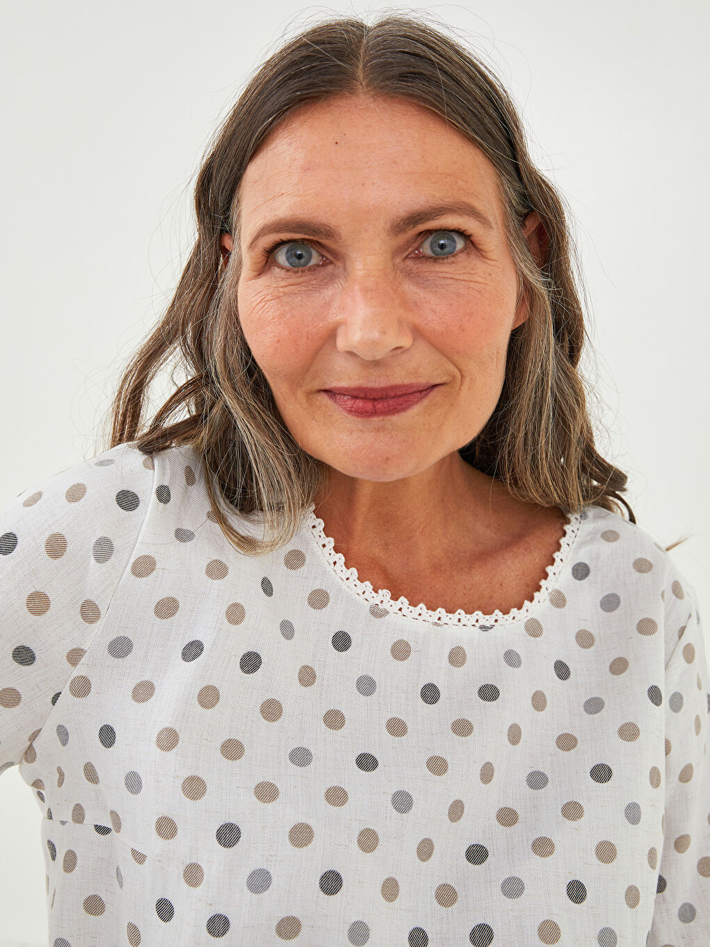 بلوزة ياقة دائرية نقشة البولكا دوت كم قصير للسيدات-1