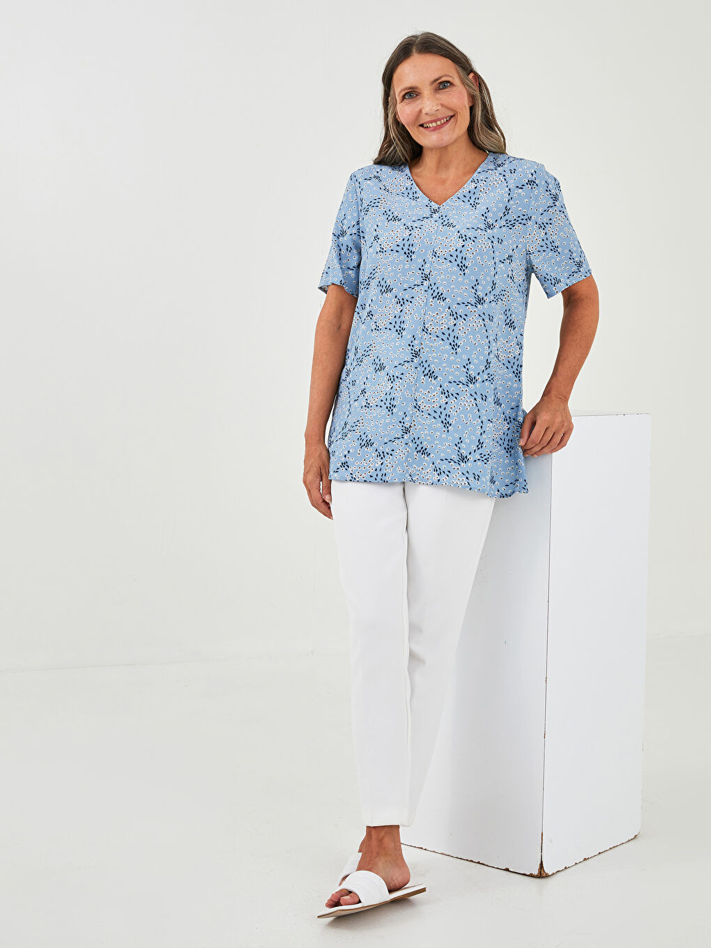 Mavi V Yaka Desenli Kısa Kollu Viskon Kadın Bluz