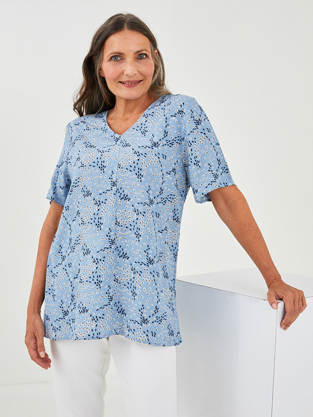 Mavi V Yaka Desenli Kısa Kollu Viskon Kadın Bluz-1