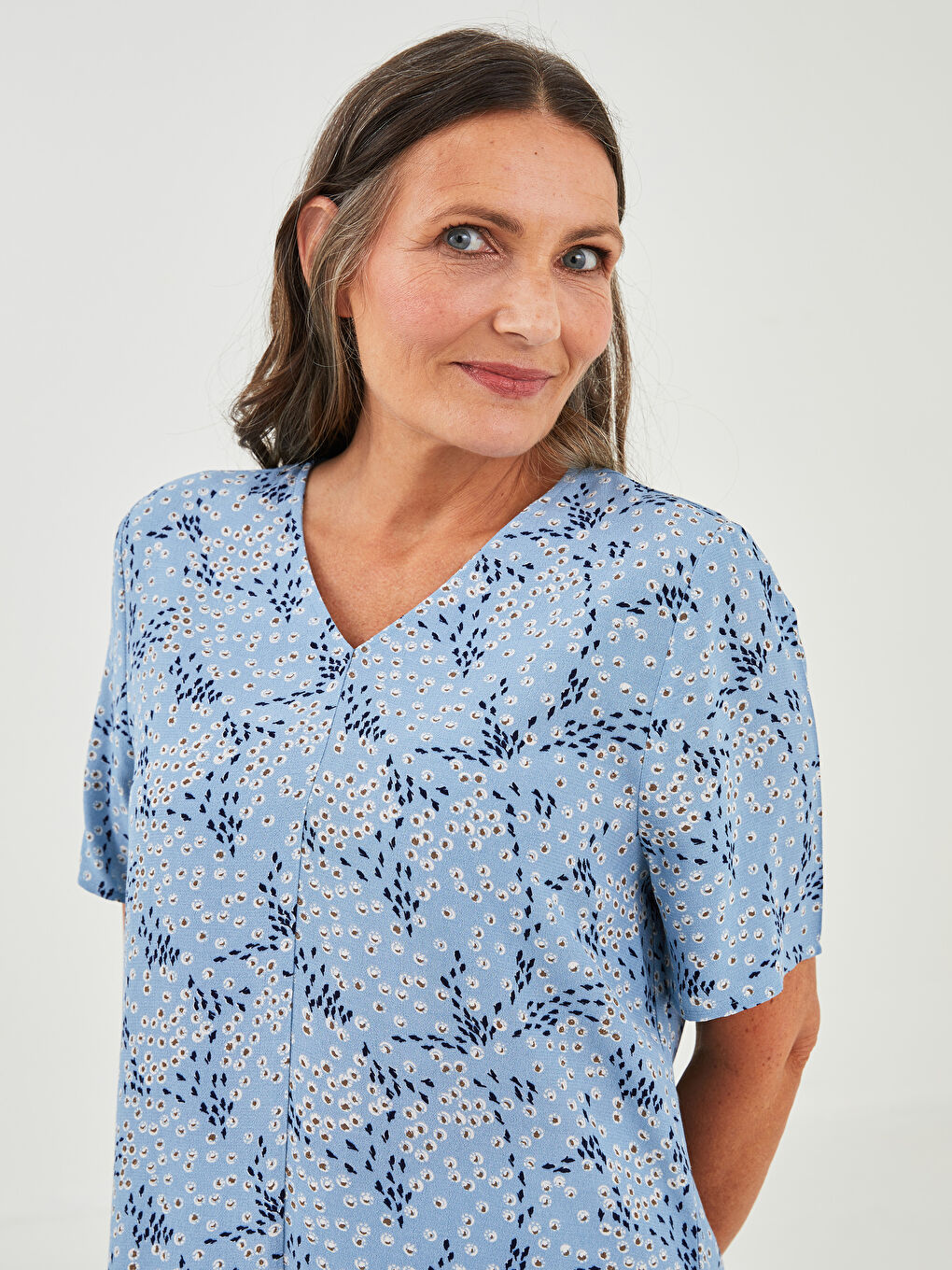 Mavi V Yaka Desenli Kısa Kollu Viskon Kadın Bluz-2