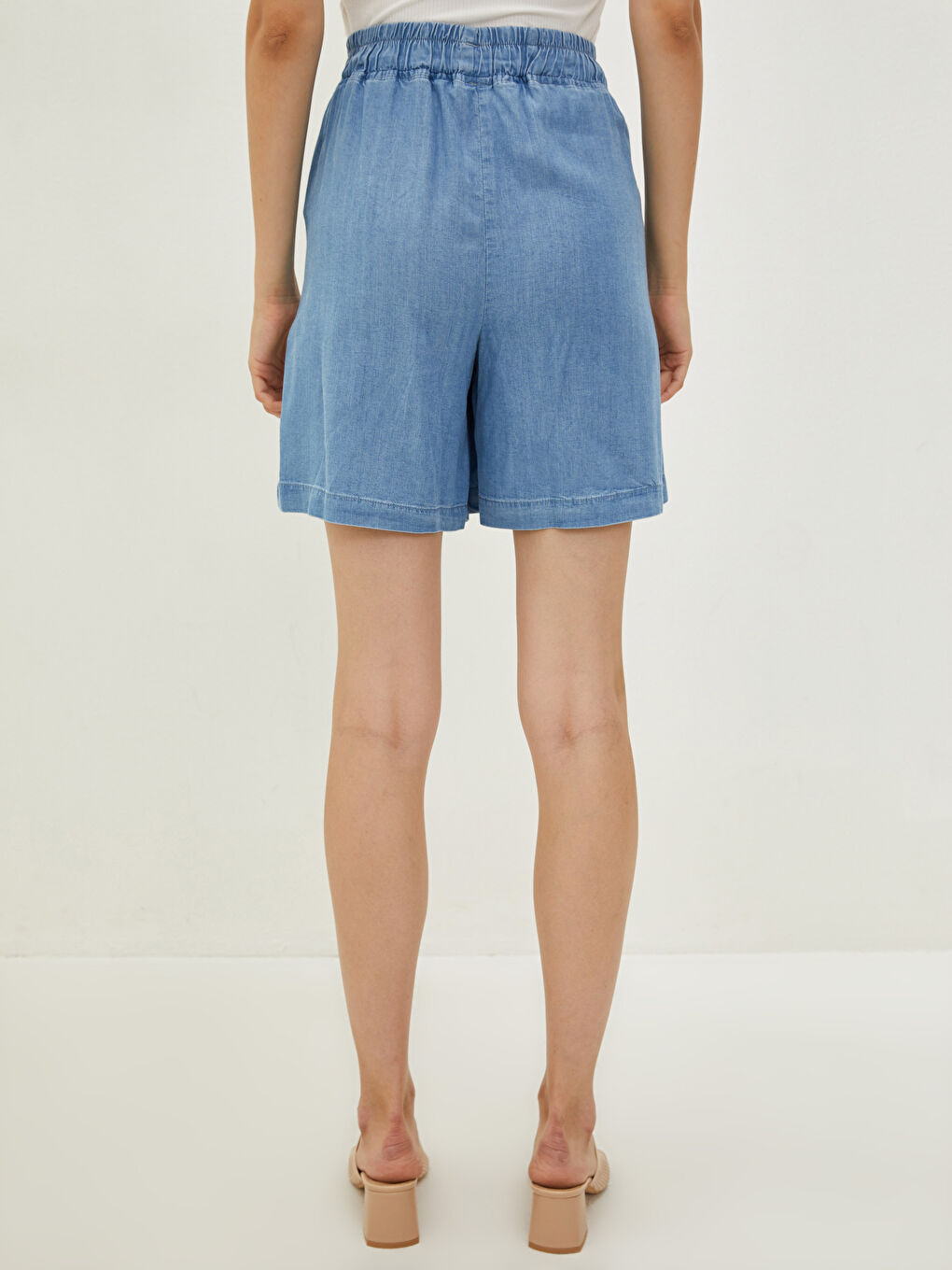 Short Bermuda en Jean pour Femmes à Taille Élastique et Poches Plates Détaillées-4