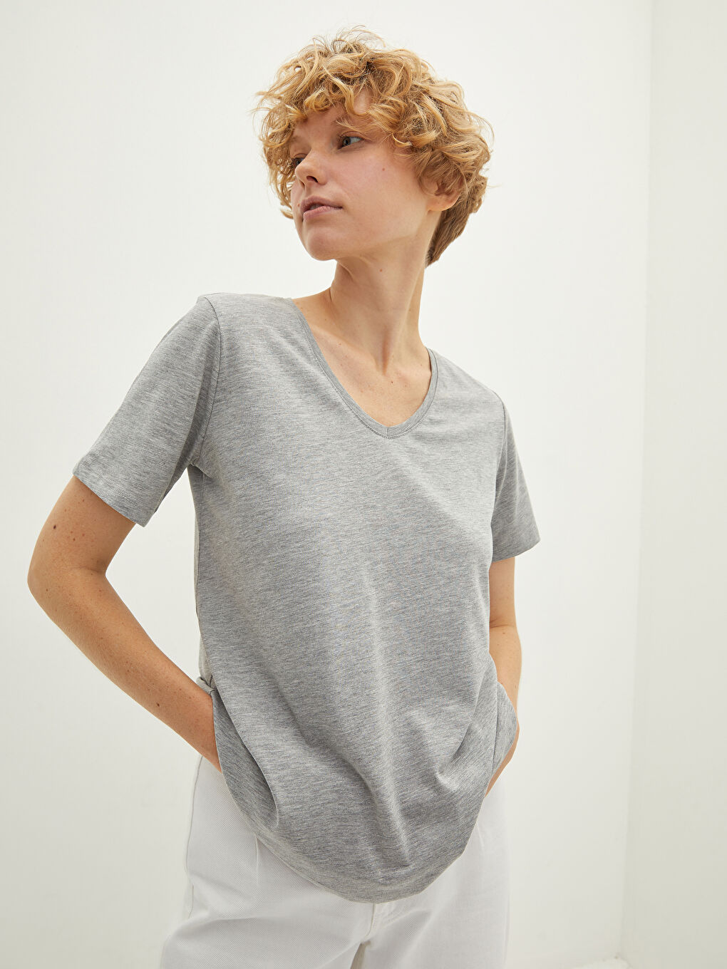 Gri V Yaka Düz Kısa Kollu Kadın Tişört