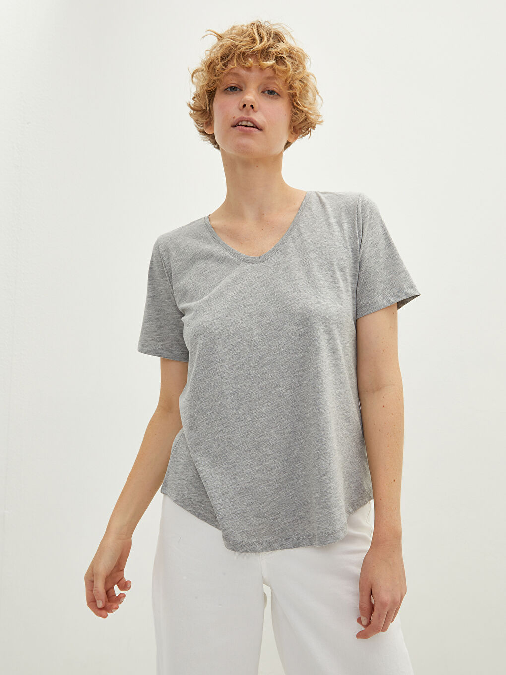 Gri V Yaka Düz Kısa Kollu Kadın Tişört-1