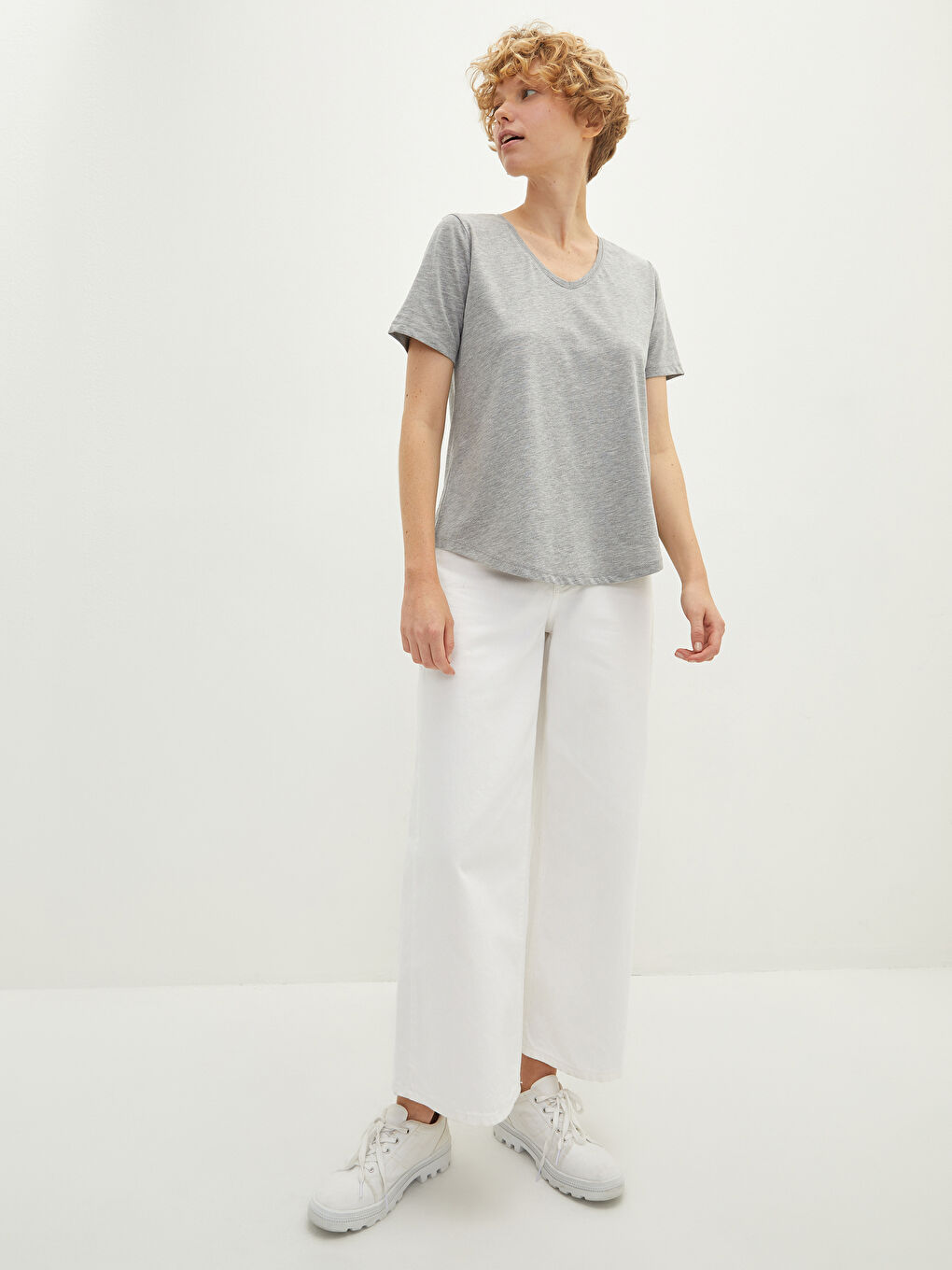 Gri V Yaka Düz Kısa Kollu Kadın Tişört-2