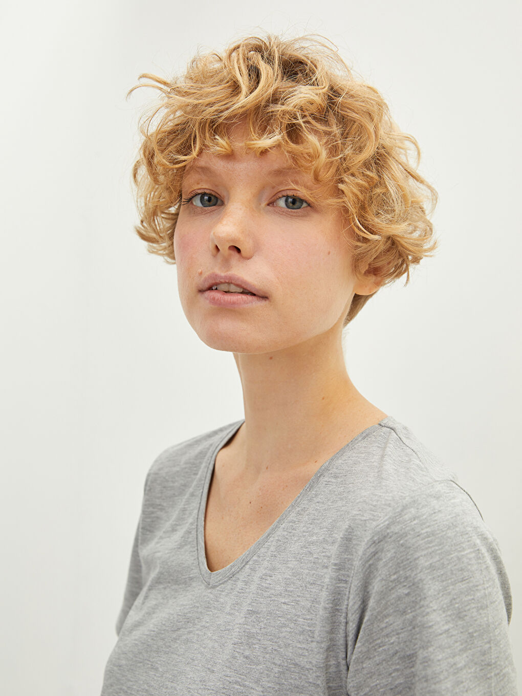 Gri V Yaka Düz Kısa Kollu Kadın Tişört-3