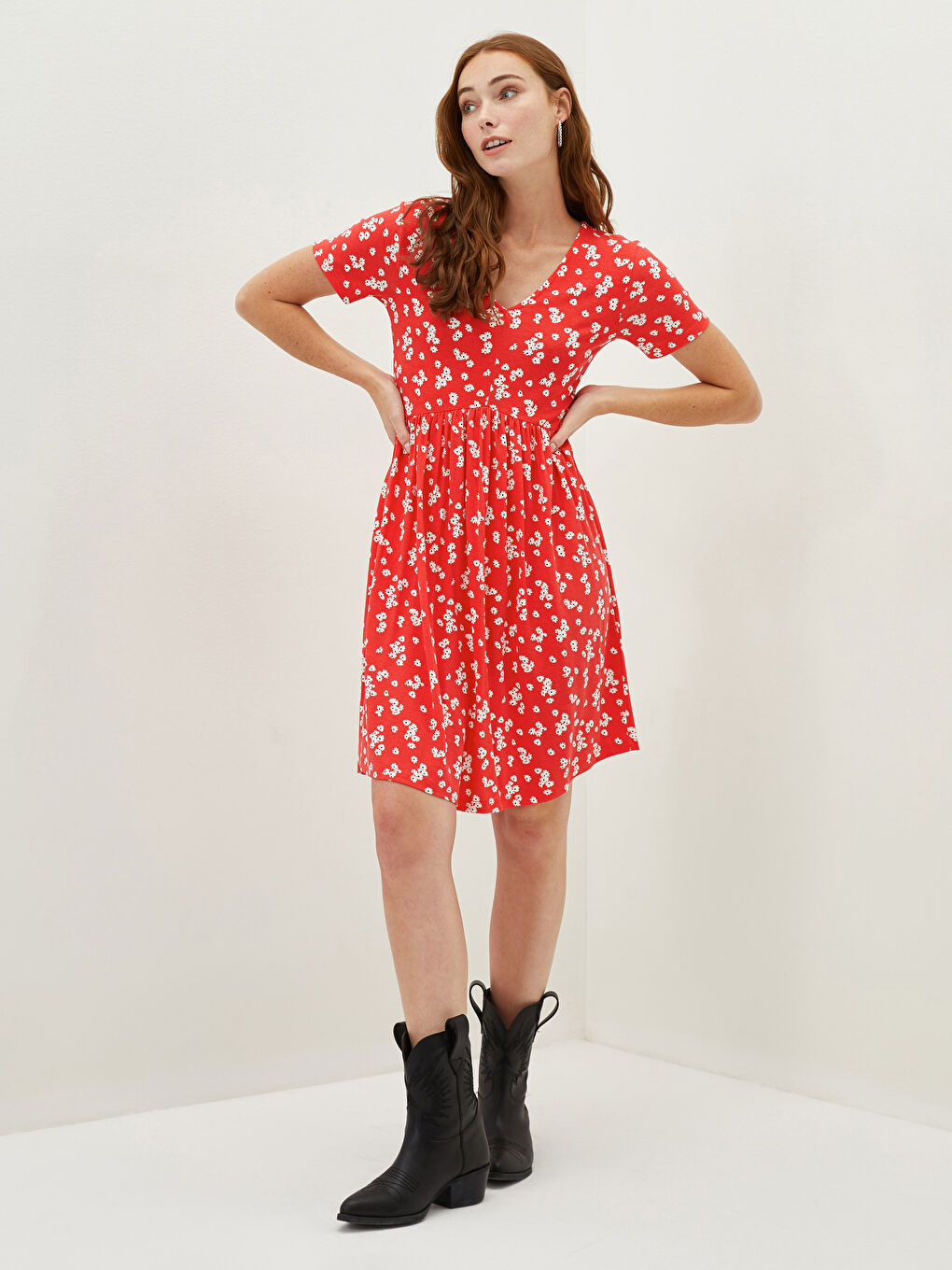 Kırmızı V Yaka Çiçekli Kısa Kollu Viskon Kadın Elbise-1