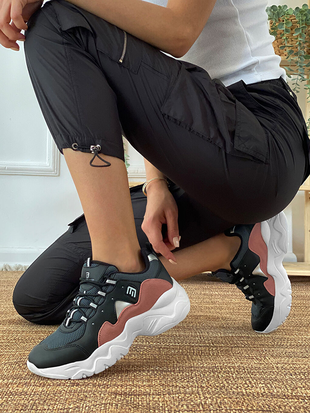 Siyah File Detaylı Kalın Taban Kadın Aktif Spor Ayakkabı-1