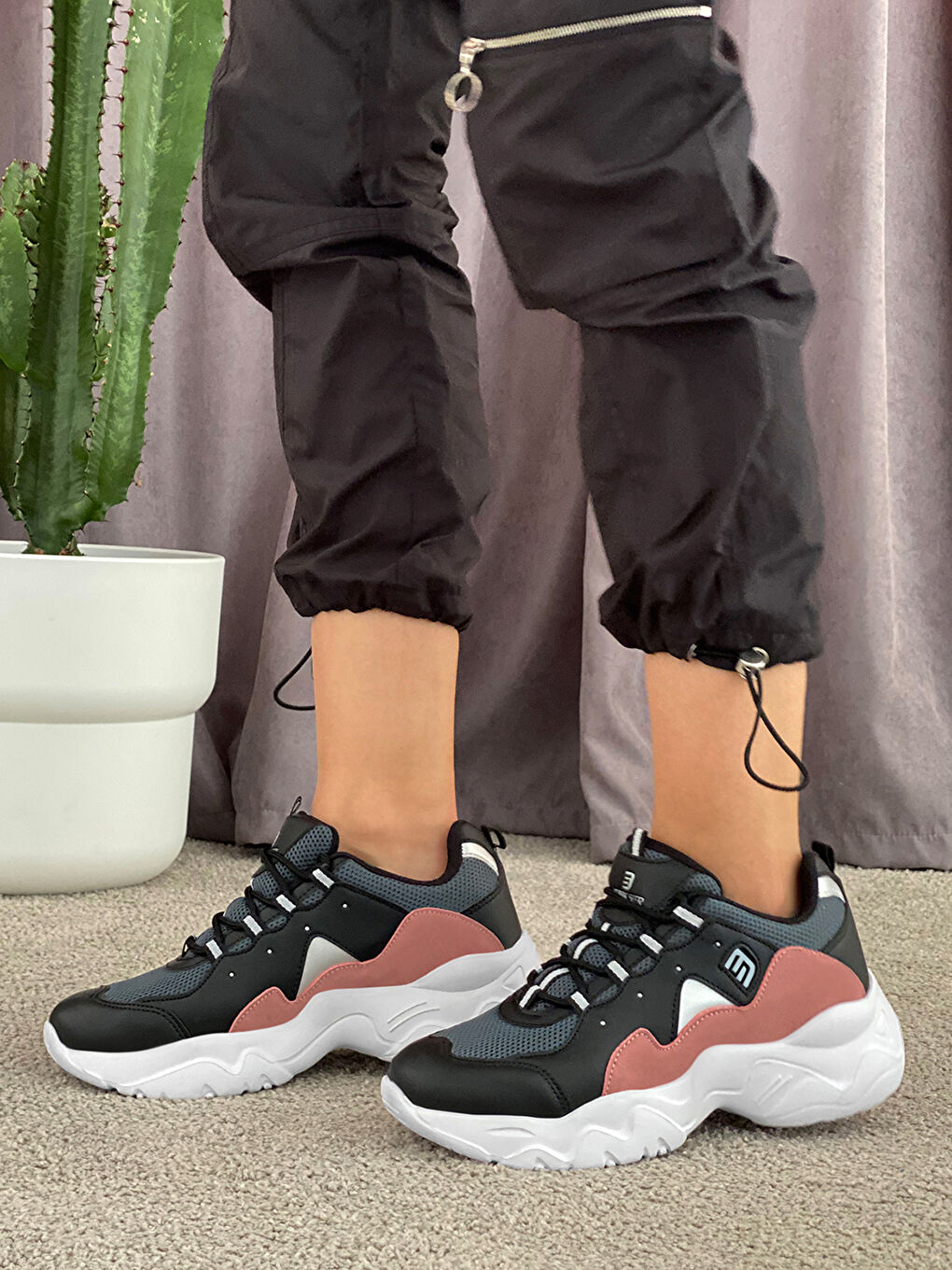 Siyah File Detaylı Kalın Taban Kadın Aktif Spor Ayakkabı-2