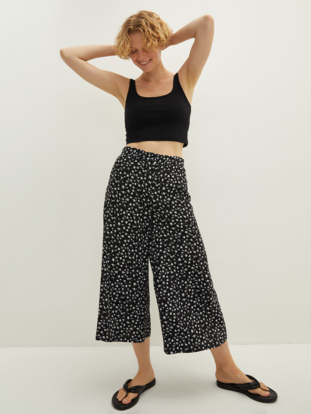 Siyah Beli Lastikli Çiçekli Viskon Kadın Kapri-2