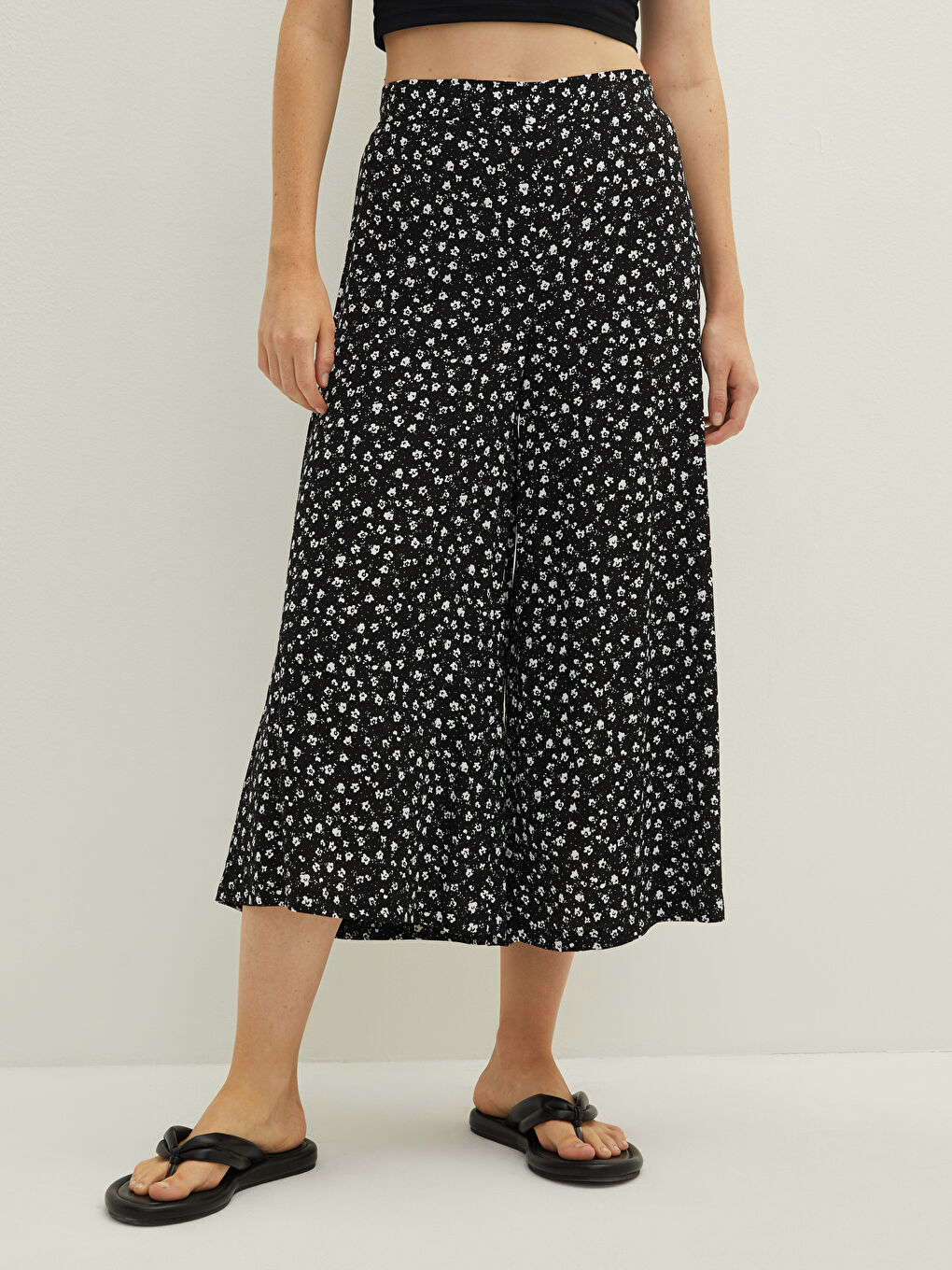 Siyah Beli Lastikli Çiçekli Viskon Kadın Kapri-3