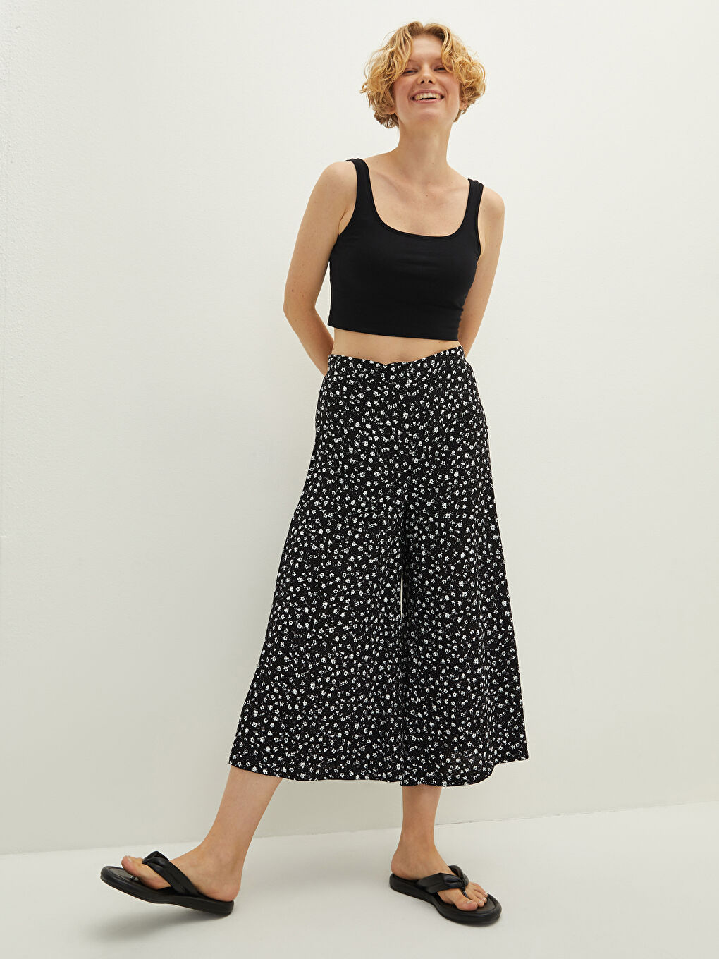 Siyah Beli Lastikli Çiçekli Viskon Kadın Kapri