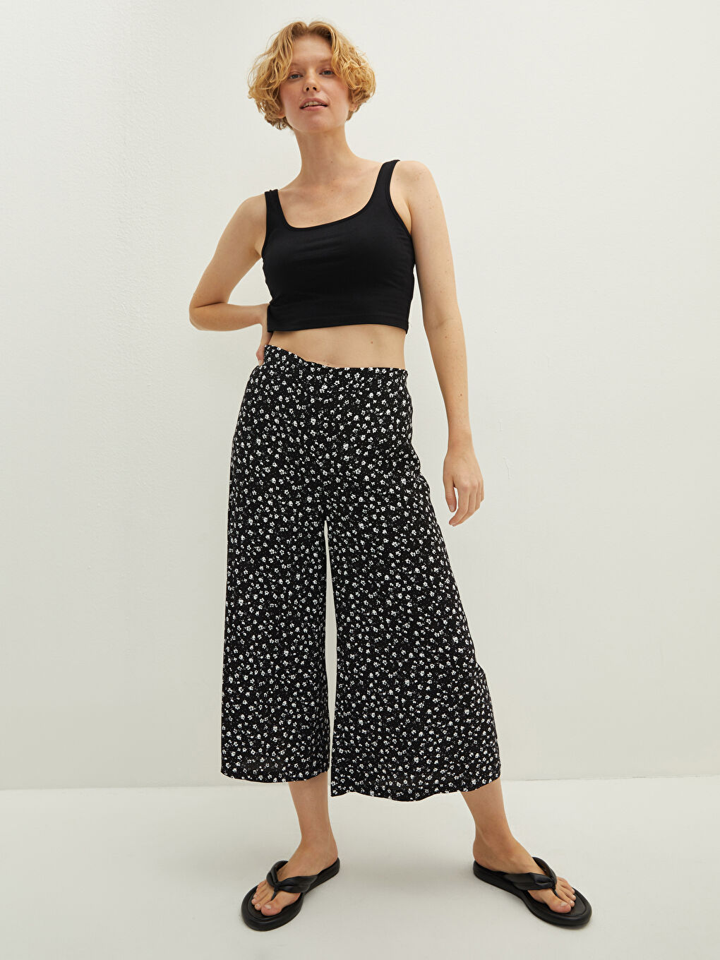 Siyah Beli Lastikli Çiçekli Viskon Kadın Kapri-1