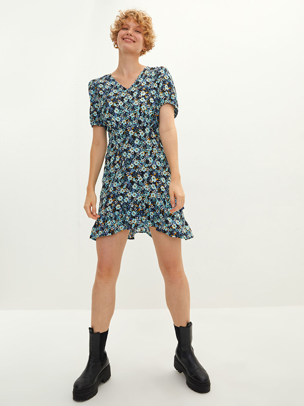 Mavi V Yaka Çiçekli Kısa Kollu Viskon Kadın Elbise-1