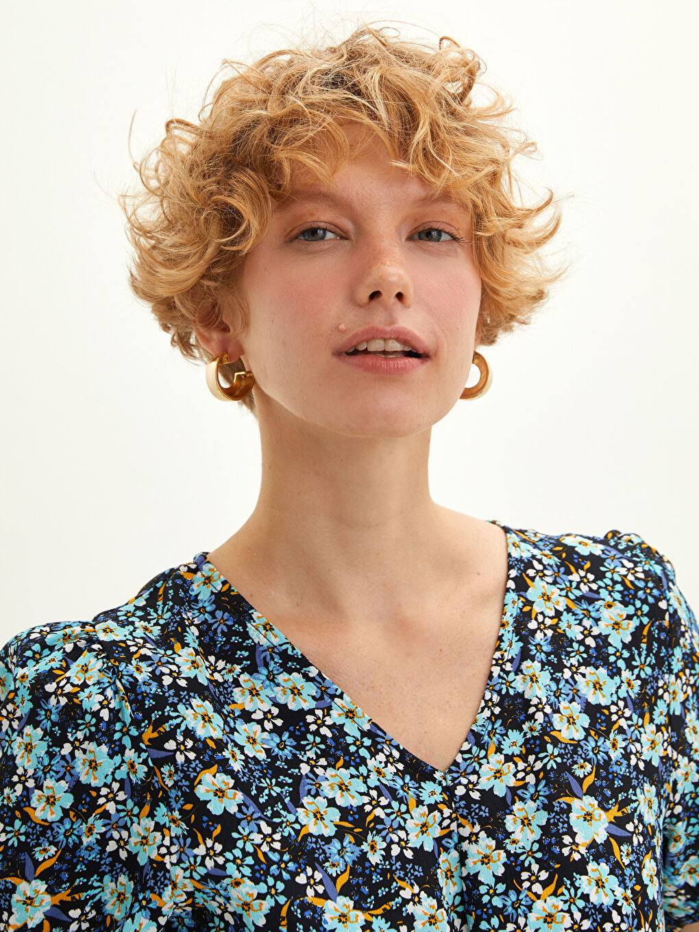 Mavi V Yaka Çiçekli Kısa Kollu Viskon Kadın Elbise-3