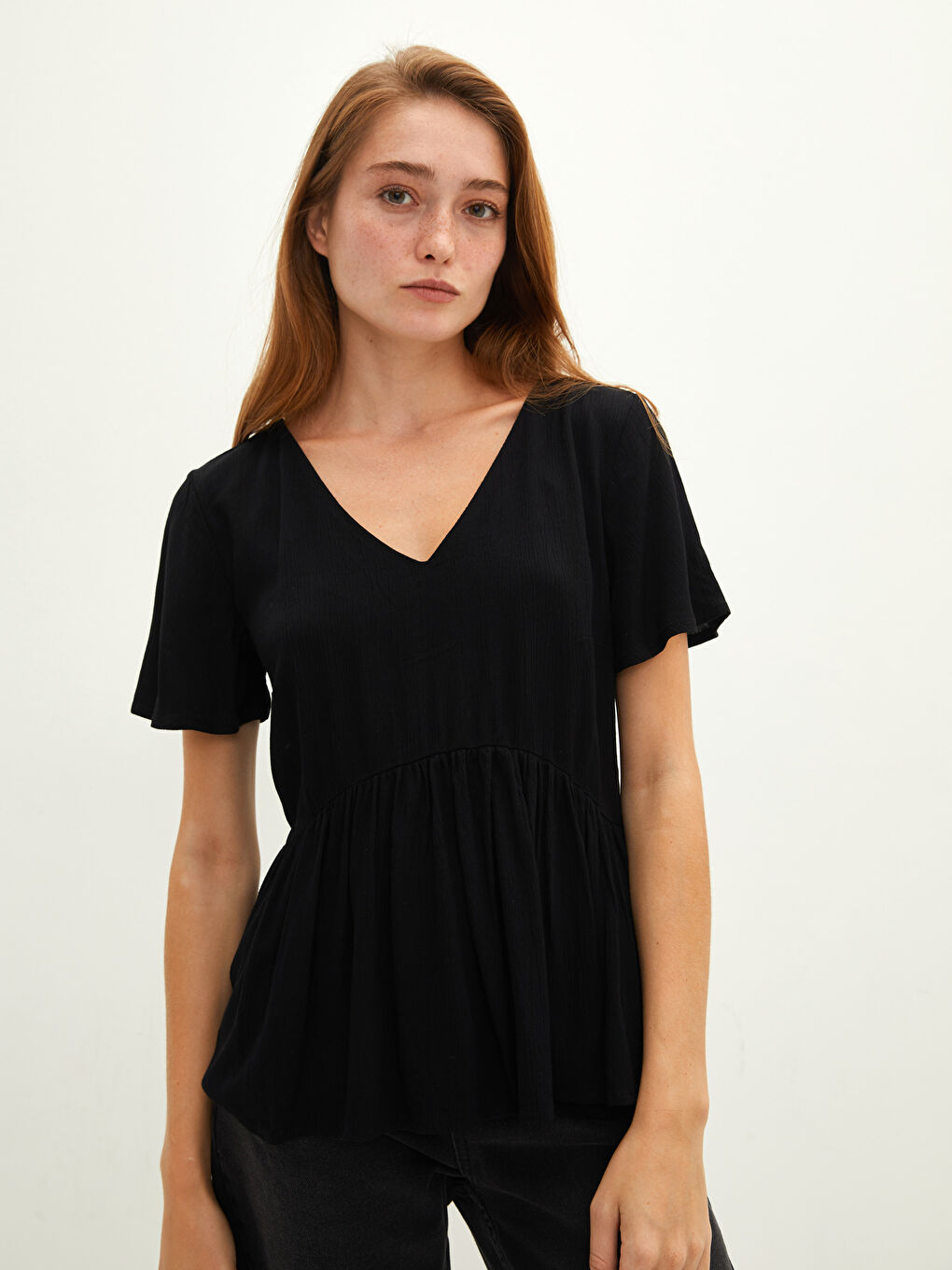 Siyah V Yaka Düz Kısa Kollu Kadın Bluz-1