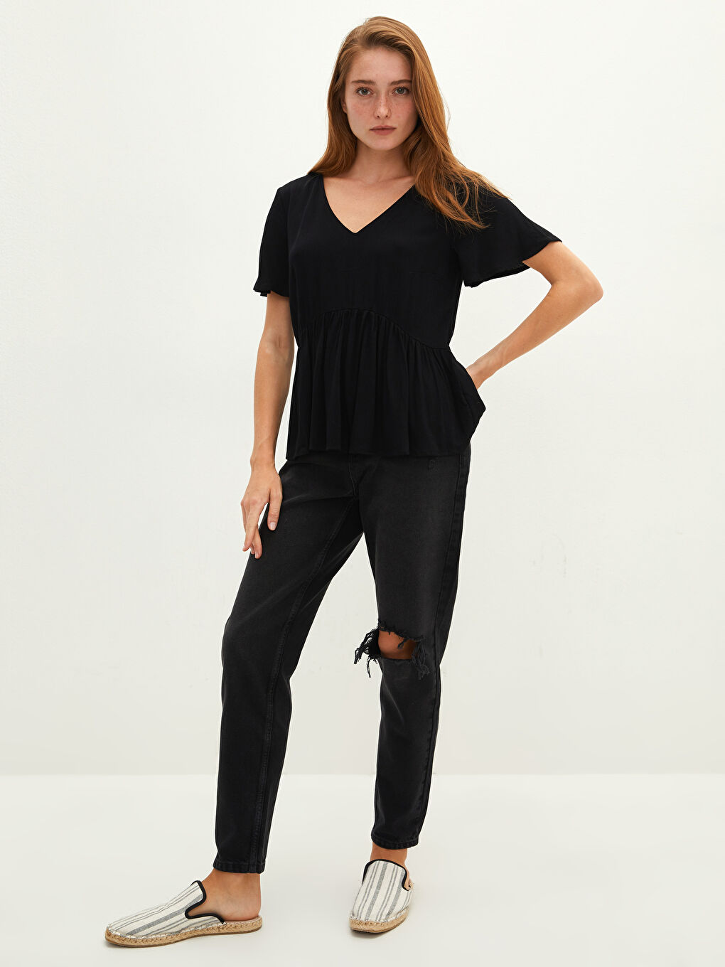 Siyah V Yaka Düz Kısa Kollu Kadın Bluz-2