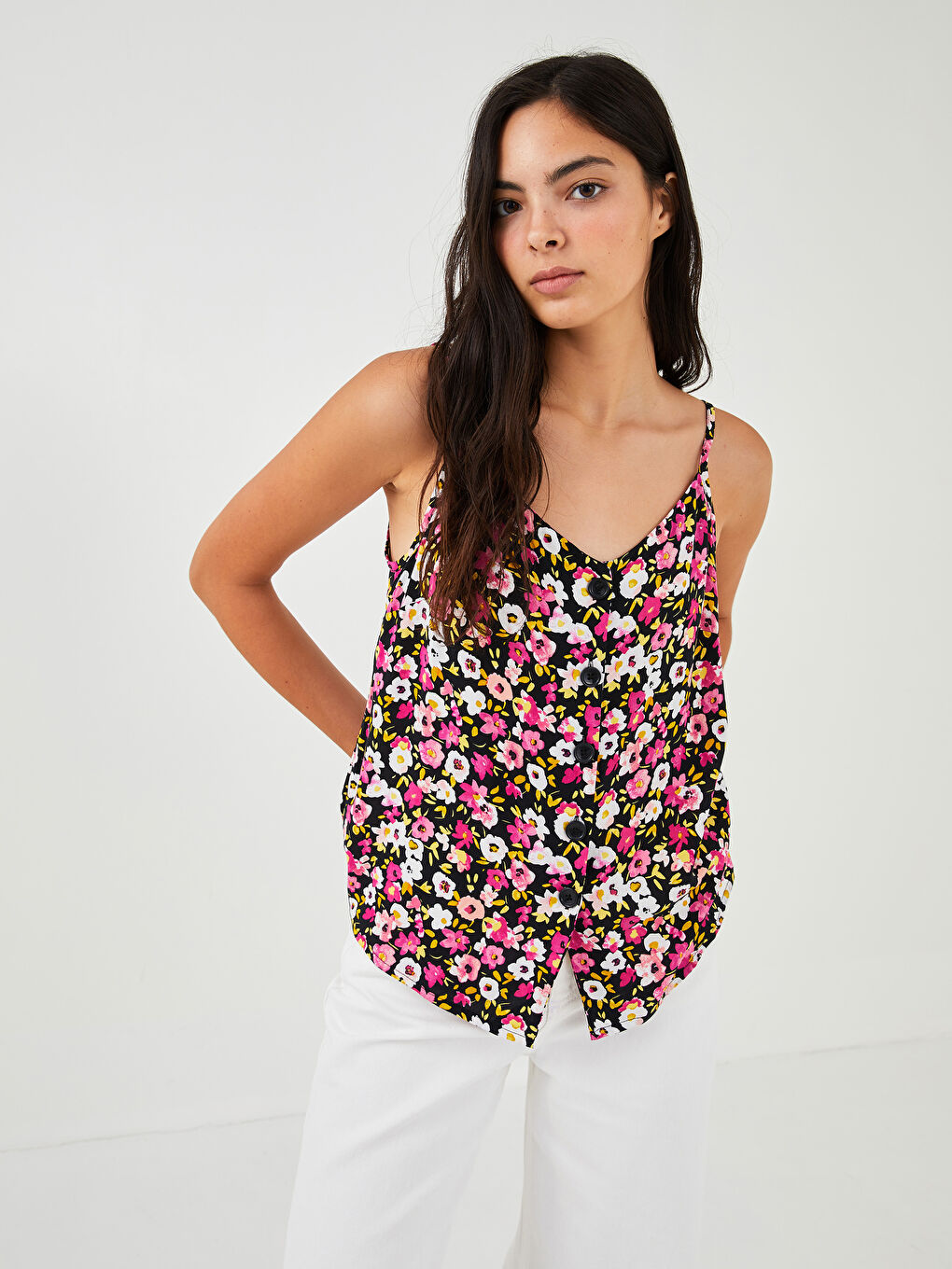 Siyah V Yaka İp Askılı Çiçekli Krinkle Kumaş Kadın Bluz-1