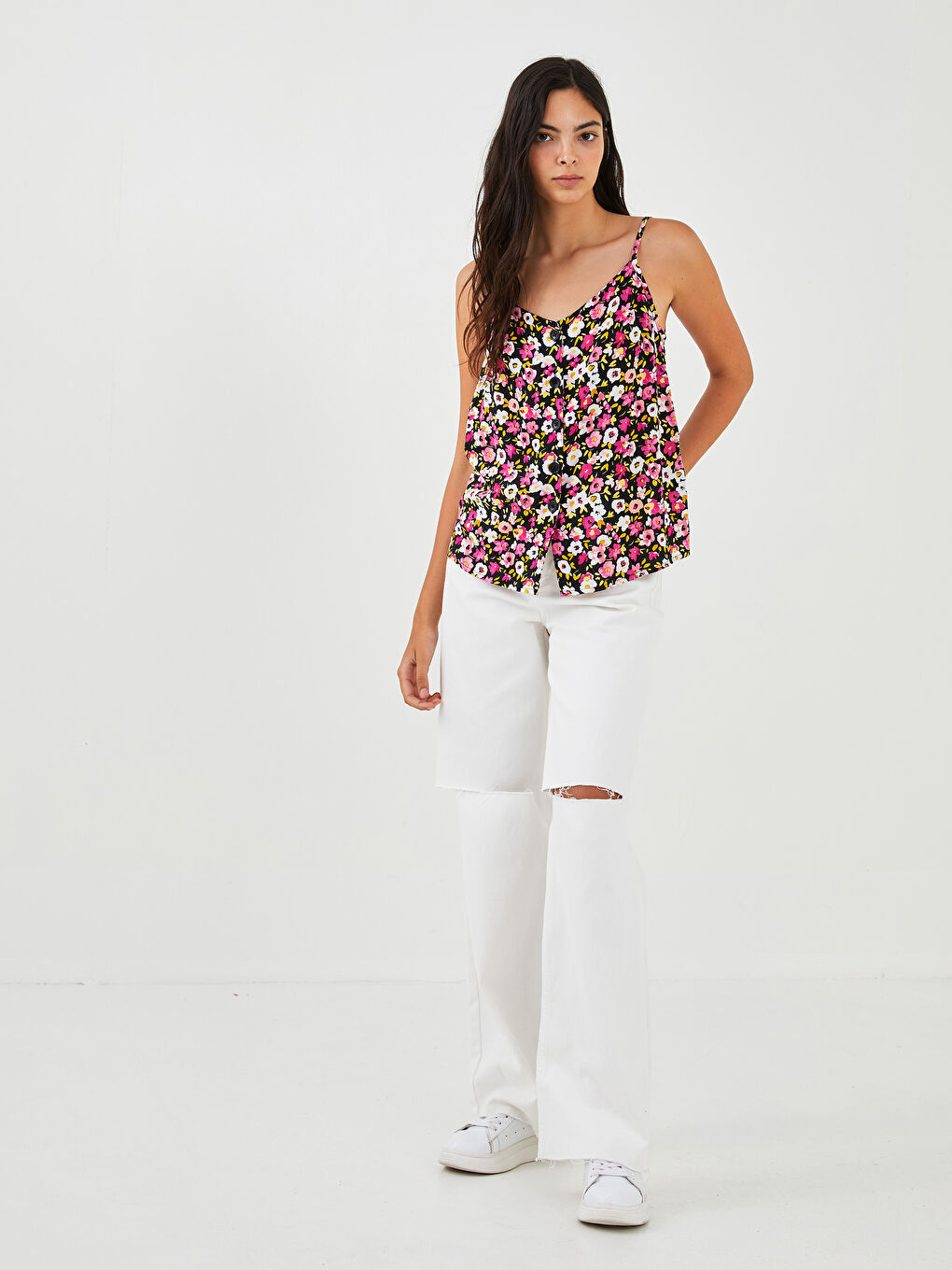 Siyah V Yaka İp Askılı Çiçekli Krinkle Kumaş Kadın Bluz-3