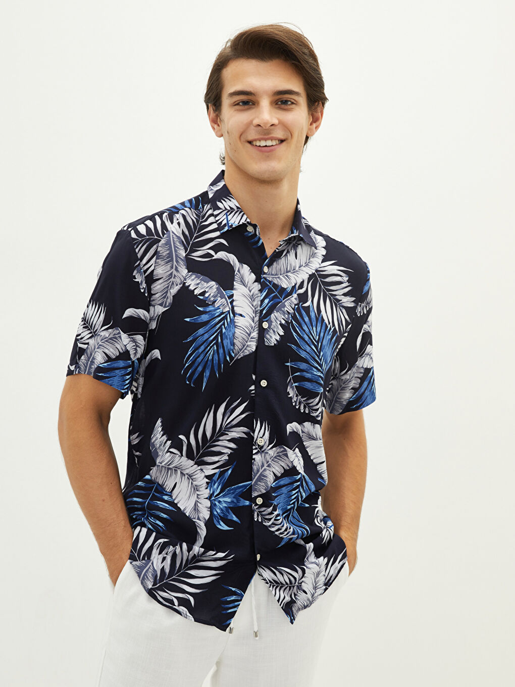 قميص رجالي ضيق بنقشة وأكمام قصيرة للرجال